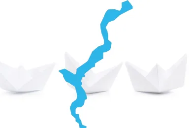 Ein Tag auf dem Lago Maggiore – Schifffahrt und Inselbesuche Blick auf den Lago Maggiore mit Fähre und Borromäischen Inseln