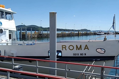 Passagierfähre auf dem Lago Maggiore bei klarem Wetter – Bootsfahrten und Preise