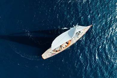 Privates Boot auf einem See während einer Tour