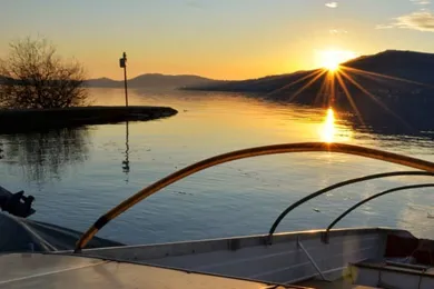 Romantisch am Abend mit Blick auf Sonnenuntergang am Wasser