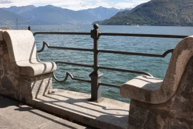 Schifffahrt Lago Maggiore im Frühling mit Blick auf blühende Gärten