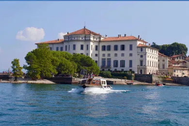 Schiff auf dem Lago Maggiore bei Regen und Nebel