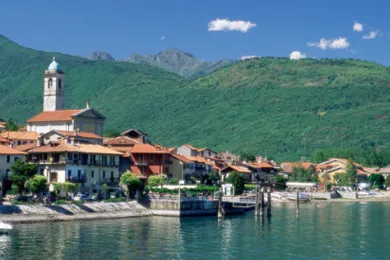 Schnellste Fähre auf dem Lago Maggiore bei Sonnenschein